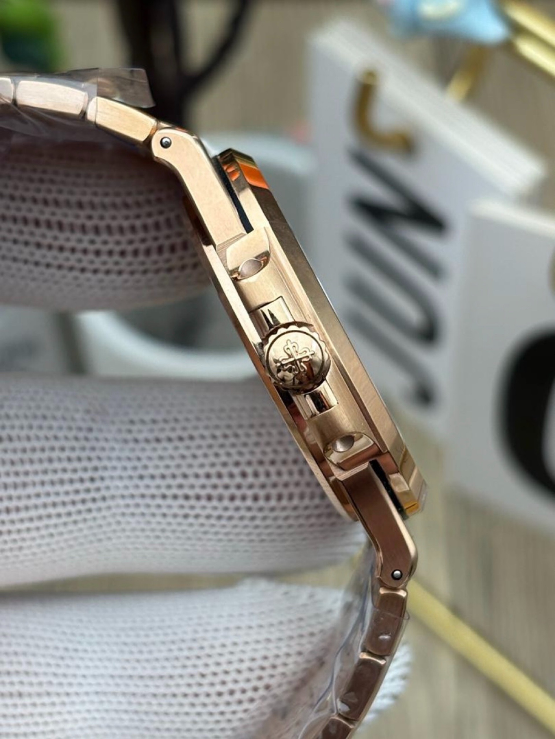    Patek Philippe Nautilus rose gold view 2