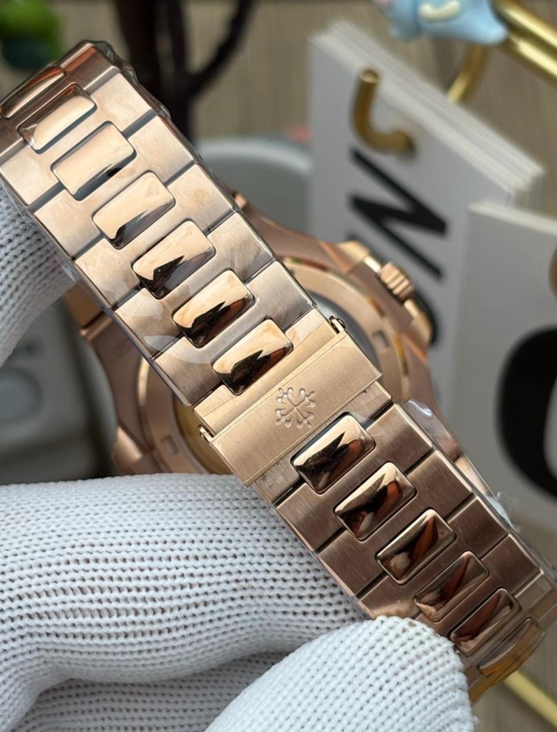    Patek Philippe Nautilus rose gold view 4