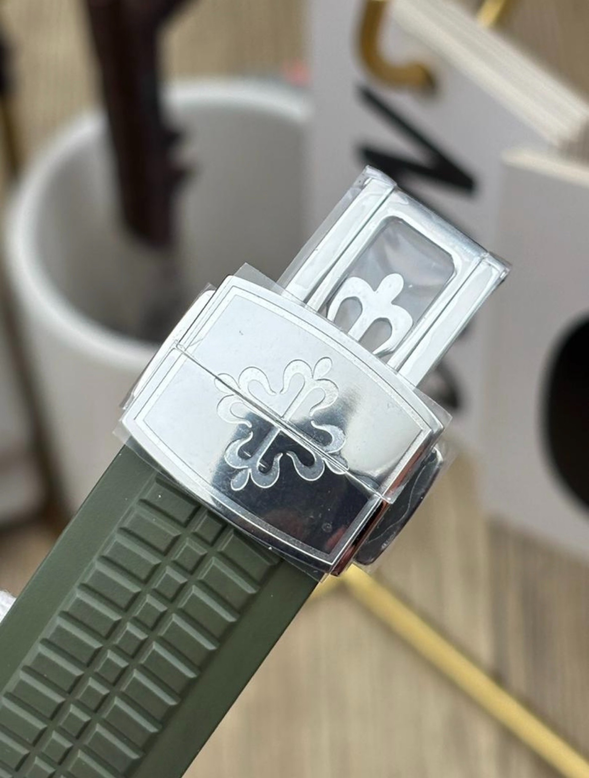     Patek Philippe Aquanaut khaki Green  view 6