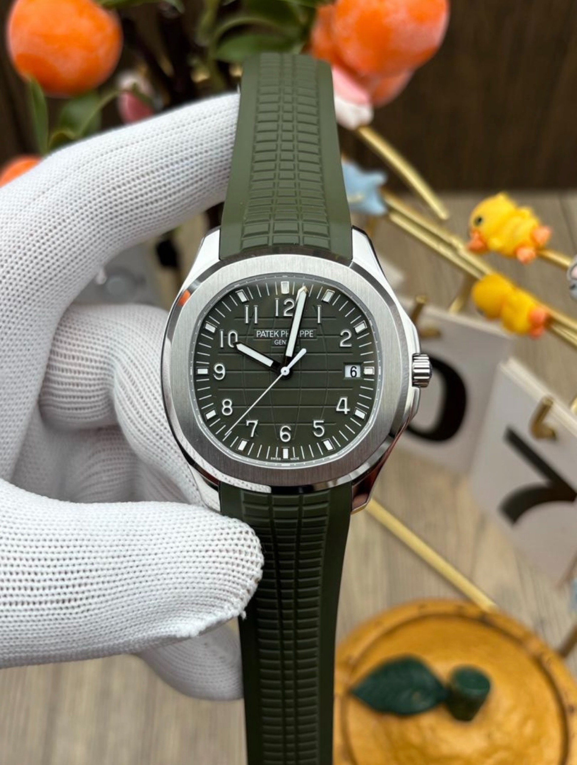     Patek Philippe Aquanaut khaki Green  view 2
